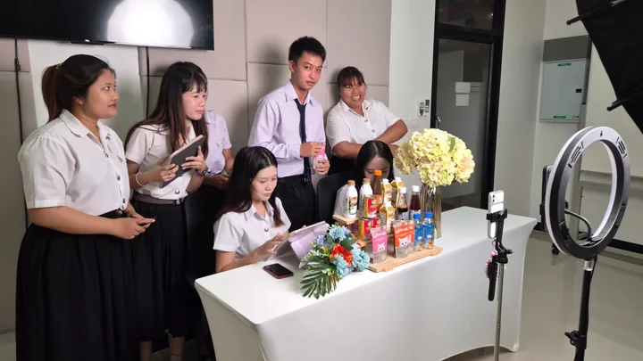 บรรยากาศการจัดโต๊ะสินค้าและเตรียมไลฟ์
